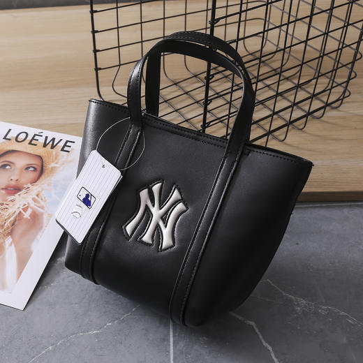 超有feel的MLB菜篮子包包！上身真的好美～大容量巨能装！满足日常出行!简约主义，很好搭衣服，逛街、旅行都很可！三个配色真的太绝了！简约又高级，完全不挑穿搭 商品图11
