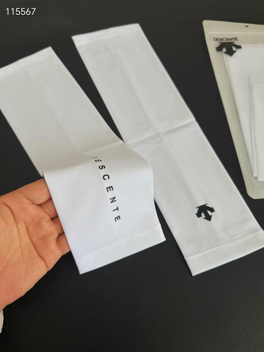 韩单正品迪桑特冰袖，官网在售490+一副的冰袖
迪桑特防晒冰袖！男女同款！出口韩国订单！
两个颜色  黑色，白色
 Size : 黑色 M L XL    白色 M L XL 商品图13
