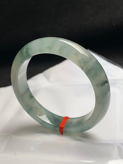 612783，54.3圈口，冰飘花正圈平安镯，烟蓝底色飘花，种水好，冰透有荧光感，打灯有伴色纹 商品图2