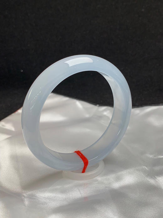 612782，56圈口，白冰天空蓝正圈平安镯，淡色纯净天空蓝，上手接近白，冰透起荧光，整圈光感满满 商品图1