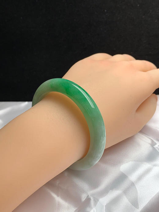 612784，53圈口，细糯飘绿正圈平安镯，细糯有水，淡底色飘阳绿，窄条 商品图5