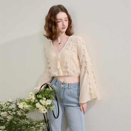 西遇法式v领衬衫女春夏新款设计感喇叭袖薄款镂空短款上衣SS150319 商品图2