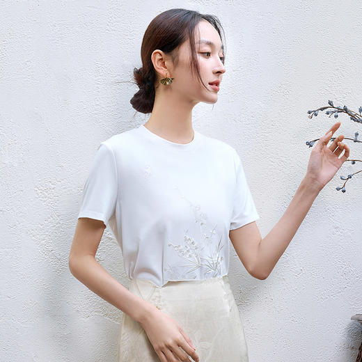 玳莎新中式绣花T恤女2025夏季新款通勤简约百搭白色圆领短袖上衣  FB32107 商品图0