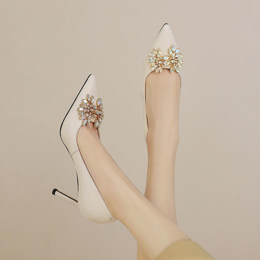 【预售5天】春季新款时尚水钻尖头奶白色鞋气质百搭浅口单鞋细跟高跟女鞋ZF&25012 商品图1