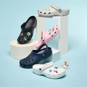 【舒适凉鞋丨明星款专业防滑洞洞鞋】鞋面EVA材质，轻盈透气柔软舒适，防滑耐磨，可旋转鞋跟带方便，2cm厚底回弹视觉显高，贴合足形走路不累脚，包裹性鞋头防撞防踢，能更好的保护脚趾，各种场合都适合