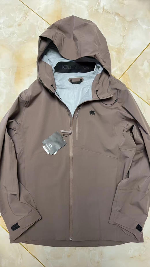 原单正品可隆KOLON SPORT冲锋衣，最新防雨防风科技。
剩余尺码：L XL XXL 标准尺码
原价2600 商品图0