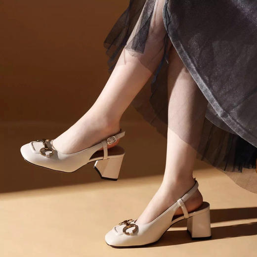 洛诗琳13221高级感马衔扣凉鞋2025新款方圆头粗跟真皮凉鞋81840 商品图1