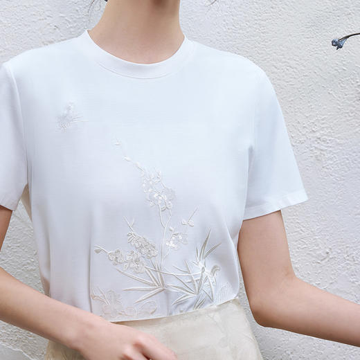 玳莎新中式绣花T恤女2025夏季新款通勤简约百搭白色圆领短袖上衣  FB32107 商品图1