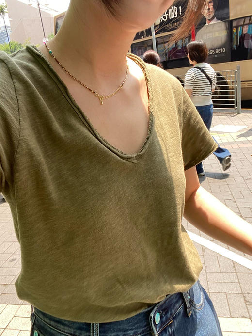 【4月28日 下午14:00 秒杀】AMV 设计师品牌 复古v领短袖"旧“T恤 白百何/朱珠/章小蕙都爱穿的 舒适T 商品图2