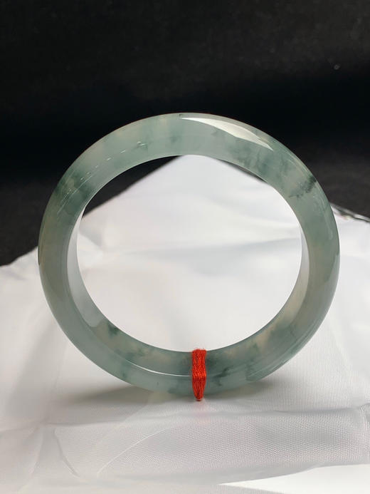 612783，54.3圈口，冰飘花正圈平安镯，烟蓝底色飘花，种水好，冰透有荧光感，打灯有伴色纹 商品图0