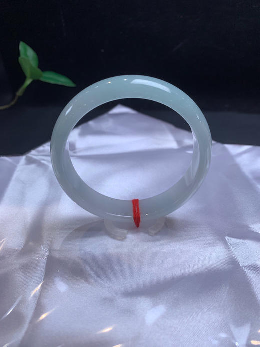 612778，53晴底色手镯 ，特别清新细腻的，一截淡淡的底色，干净，很秀气 商品图1