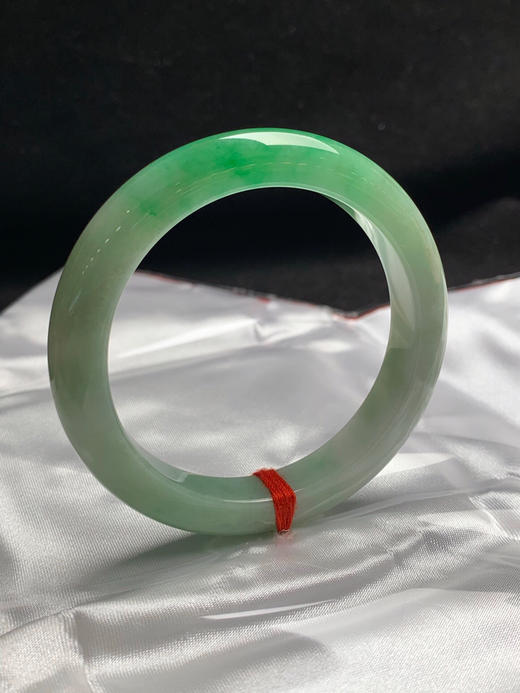 612784，53圈口，细糯飘绿正圈平安镯，细糯有水，淡底色飘阳绿，窄条 商品图1