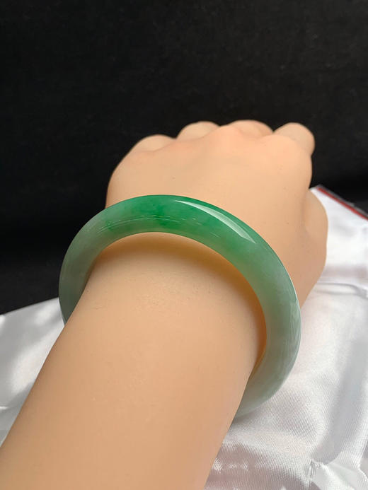 612784，53圈口，细糯飘绿正圈平安镯，细糯有水，淡底色飘阳绿，窄条 商品图4