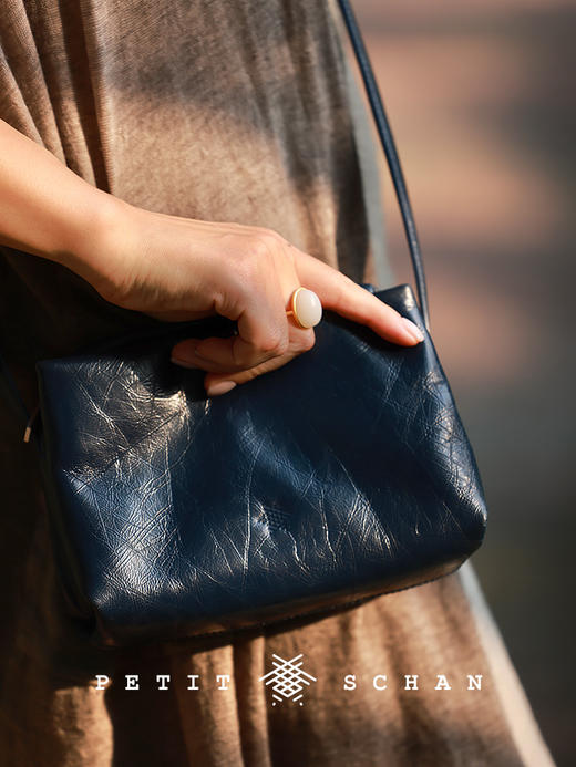 8000积分兑换  PETIT SCHAN小闪 satisfaction 包你喜欢 意大利进口头层油蜡皮高级通勤斜挎包 商品图0