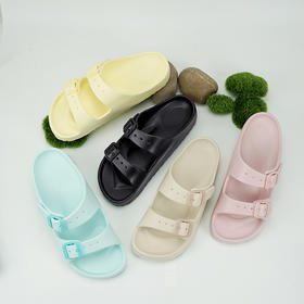 【舒适凉鞋丨勃肯经典沙摊拖】采用A级EVA高弹材质，轻盈柔软舒适，自调足弓支撑设计，贴合足形不累脚，止滑底纹踩地更稳，针扣鞋带可调长短，二字拖面清凉舒爽