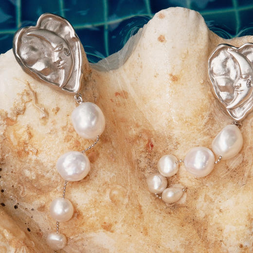 lost in echo2025夏季新款度假高级浮雕质感爱心珍珠超轻耳环耳坠 商品图0