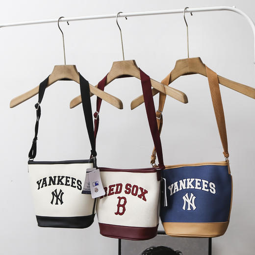 严选 | MLB休闲帆布水桶包 深奶油&酒红/深奶油&黑色/靛蓝色 22*14*24cm 商品图0
