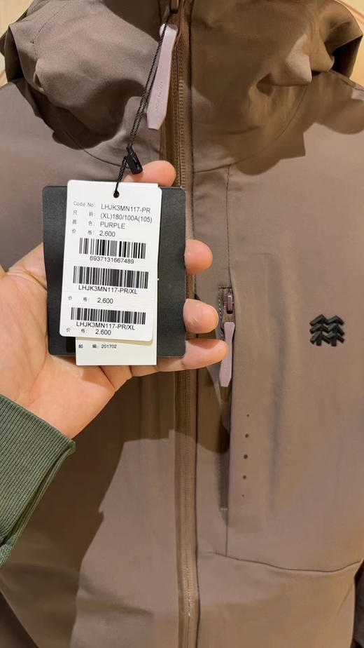 原单正品可隆KOLON SPORT冲锋衣，最新防雨防风科技。
剩余尺码：L XL XXL 标准尺码
原价2600 商品图6