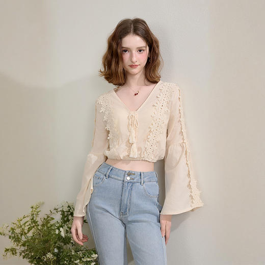 西遇法式v领衬衫女春夏新款设计感喇叭袖薄款镂空短款上衣SS150319 商品图3