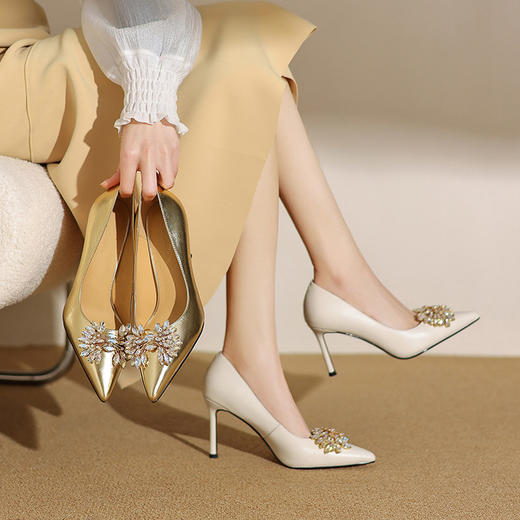 【预售5天】春季新款时尚水钻尖头奶白色鞋气质百搭浅口单鞋细跟高跟女鞋ZF&25012 商品图0