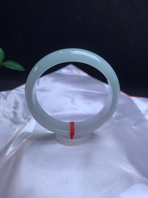 612778，53晴底色手镯 ，特别清新细腻的，一截淡淡的底色，干净，很秀气 商品图3