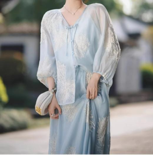 3-7天发货【ORIGNAL&CO  浅蓝菊花刺绣大花套装】夏日浅蓝 好看百搭 新中式裙装 商品图3