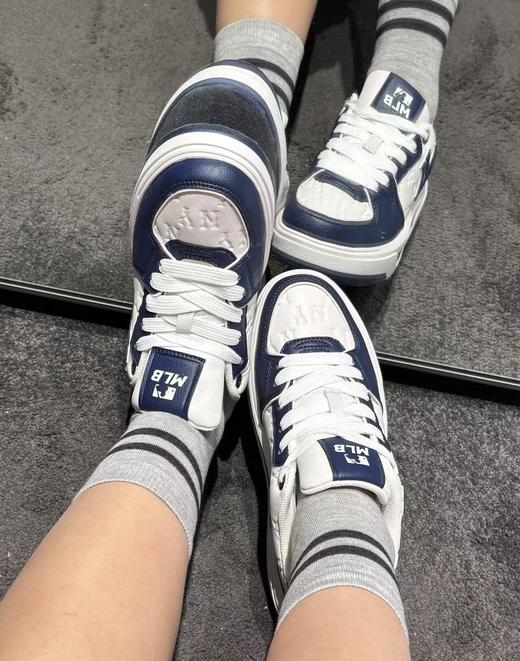 【专属】颜值爆表的MLB25款春夏印刻老花学长鞋SXM07，这双鞋完美长在我的审美点上！直接让我患上了选择困难症了 无论搭鲨鱼裤，还是阔腿裤都是可以搭配出不一样的时髦感！ 商品图3