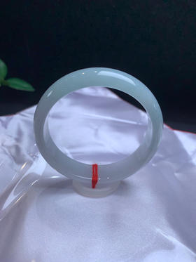 612778，53晴底色手镯 ，特别清新细腻的，一截淡淡的底色，干净，很秀气