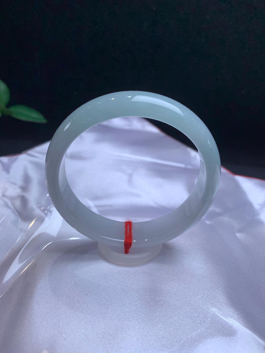 612778，53晴底色手镯 ，特别清新细腻的，一截淡淡的底色，干净，很秀气 商品图0