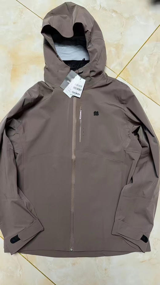 原单正品可隆KOLON SPORT冲锋衣，最新防雨防风科技。
剩余尺码：L XL XXL 标准尺码
原价2600 商品图1