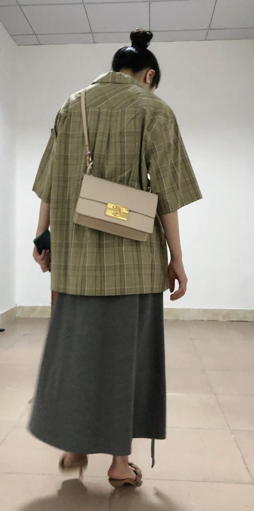 菲拉格慕 奶茶色  金扣 牛皮 Aileen 斜挎包 商品图2