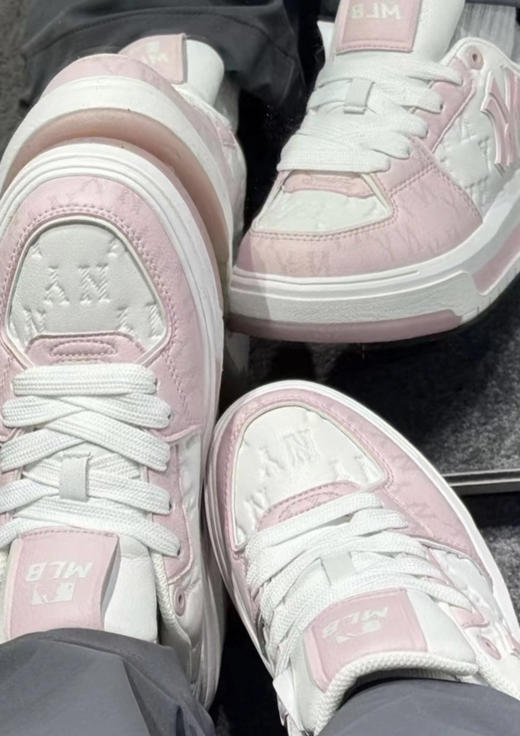 【专属】颜值爆表的MLB25款春夏印刻老花学长鞋SXM07，这双鞋完美长在我的审美点上！直接让我患上了选择困难症了 无论搭鲨鱼裤，还是阔腿裤都是可以搭配出不一样的时髦感！ 商品图9