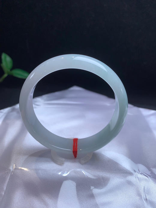 612778，53晴底色手镯 ，特别清新细腻的，一截淡淡的底色，干净，很秀气 商品图2