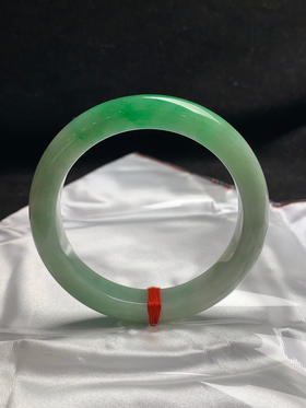 612784，53圈口，细糯飘绿正圈平安镯，细糯有水，淡底色飘阳绿，窄条