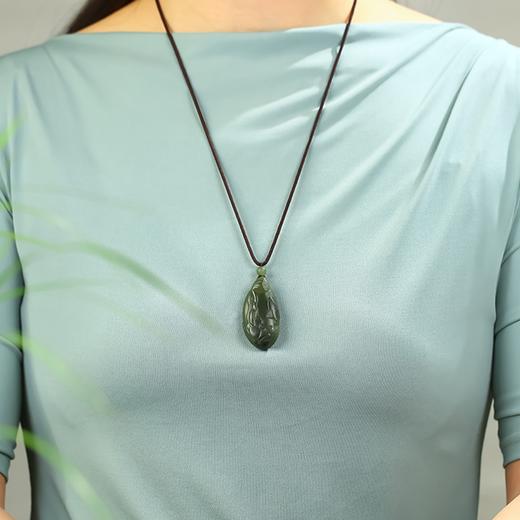 【顺丰包邮】五德·「只此青绿」和田玉沙枣青青花子料专场系列 | 以珍稀玉石拥抱山野意趣，绿意天成勾勒东方风骨【子料沙枣青无事牌预售15天】 商品图2