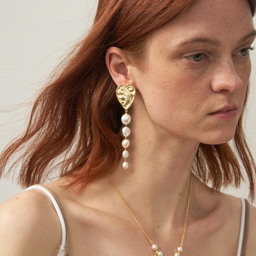 lost in echo2025夏季新款度假高级浮雕质感爱心珍珠超轻耳环耳坠 商品图3