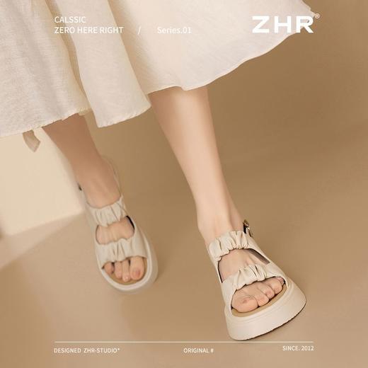 ZHR则则褶皱厚底凉鞋女2025夏季新款平底罗马凉鞋露趾沙滩凉鞋女 商品图1