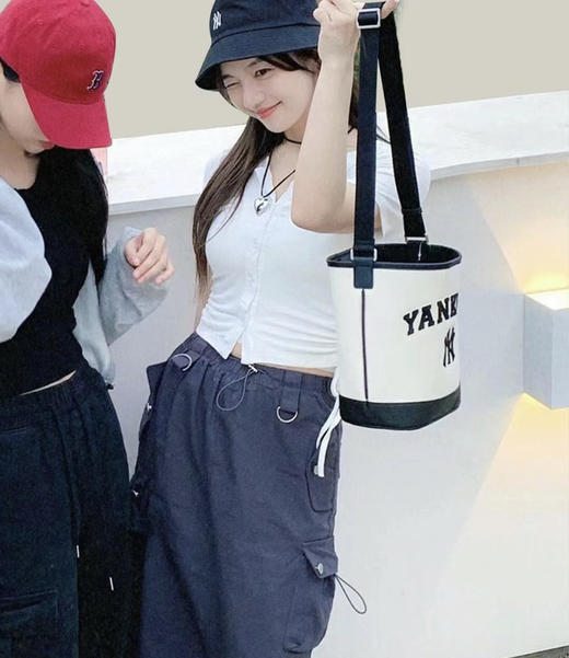 严选 | MLB休闲帆布水桶包 深奶油&酒红/深奶油&黑色/靛蓝色 22*14*24cm 商品图2