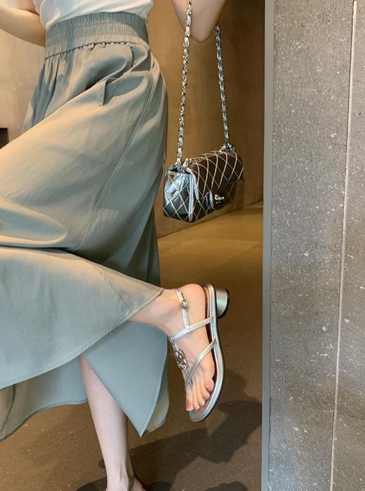 ☀️Woo！ 黑金凉鞋真的很有杀伤力耶！🌈【度假风细带夹趾金属扣粗跟凉鞋006-8】有一种高贵精致感！！🌟 【品牌直发】清凉夏日1折秒杀❤️！！！ 商品图5