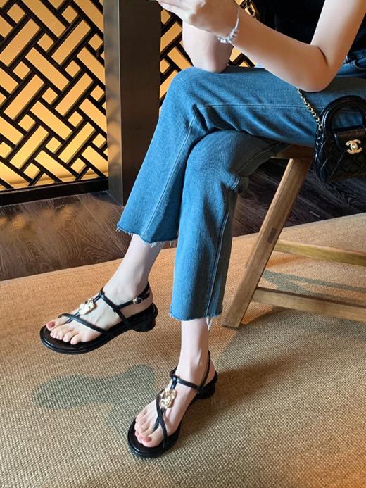 ☀️Woo！ 黑金凉鞋真的很有杀伤力耶！🌈【度假风细带夹趾金属扣粗跟凉鞋006-8】有一种高贵精致感！！🌟 【品牌直发】清凉夏日1折秒杀❤️！！！ 商品图3