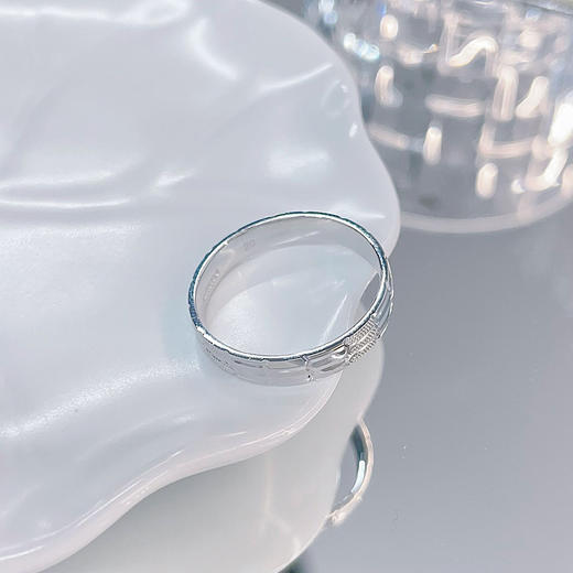 【限时8.8折】【线上铂金馆】PT950 铂金实心固口三生缘定蛇鳞圈戒（面宽约3.7-4.1mm）(PTJZ00008)预售产品下单后不退款不退货不换货不补差价) 商品图3