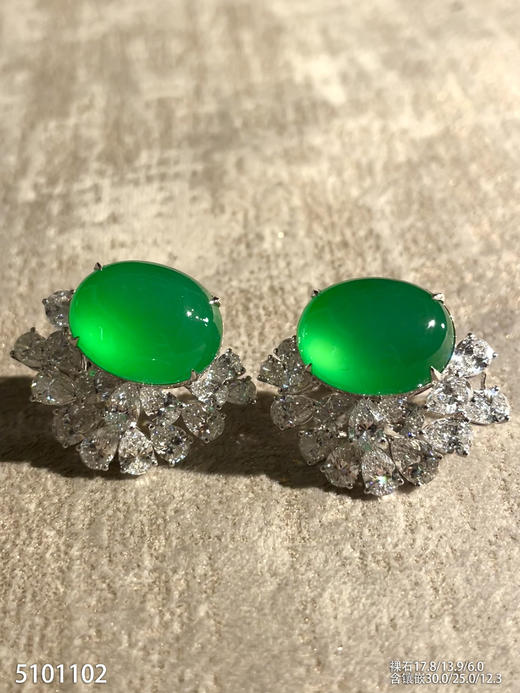玻璃种阳艳绿蛋面耳钉【5101102】具体价格微信咨询 商品图0