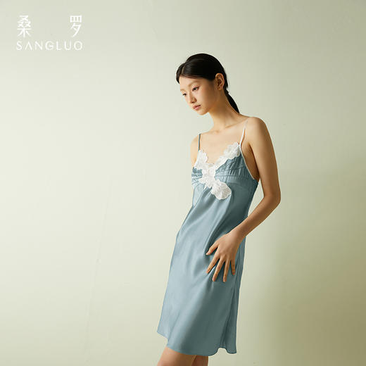 桑罗桑蚕丝吊带裙2024年新款显瘦甜美花瓣拼接V领短裙可外穿睡裙 商品图1