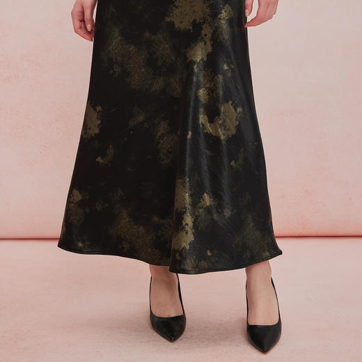 QF504斯尔丽25新款扎染印花半裙悬垂线条流畅气质高雅时尚百搭半身裙 商品图4