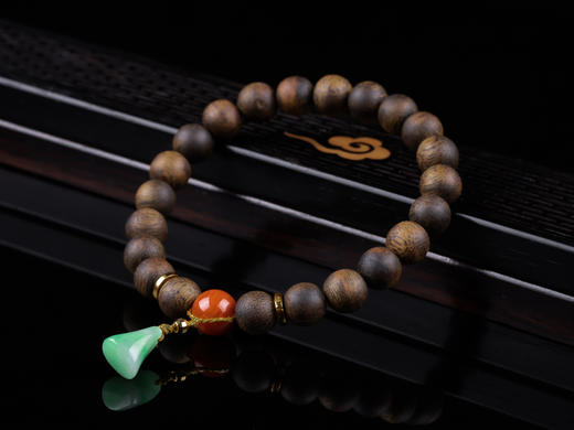 XY0307沉香+南红翡翠随型小坠手串 商品图7