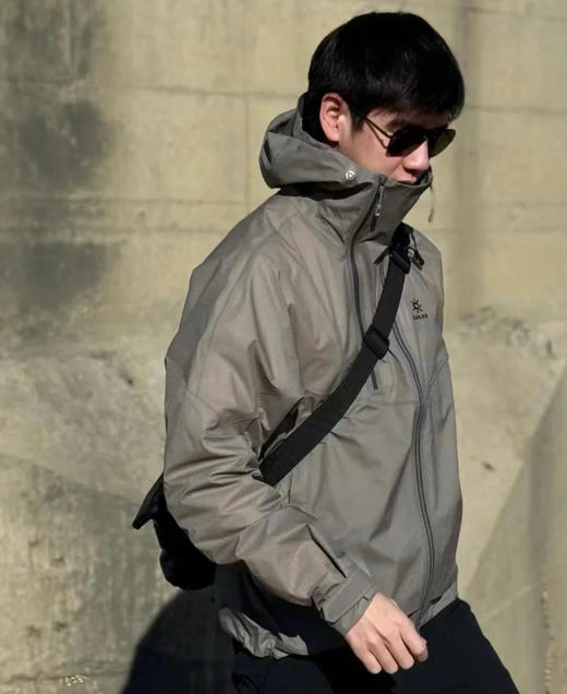 点此购买 凯乐石索松男士运动户外徒步FLT防风防水透汽散热连帽冲锋衣 LL 317010 商品图3