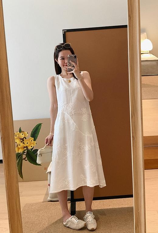 月光白栀裙一见倾心肌理感天丝刺绣宽松A字无袖连衣裙 商品图4