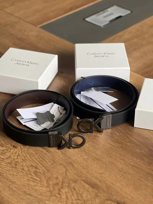 正品 CK Jeans真皮双面用字母金属扣孔牛皮腰带
旋转头 两面使用， 带原盒
尺码85 90 95 100 105CM
黑棕 /黑蓝 两色 商品图2
