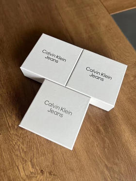 正品 CK Jeans真皮双面用字母金属扣孔牛皮腰带
旋转头 两面使用， 带原盒
尺码85 90 95 100 105CM
黑棕 /黑蓝 两色