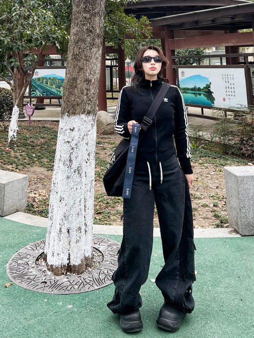 点此购买 阿迪男女款阔腿工装多口袋钻石腰带三条杠宽松运动牛仔裤 LL 317011 商品图7